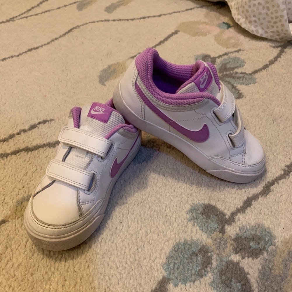 Girls / Toddler Size 10 Nike Sneakers Lilac and White Velcro